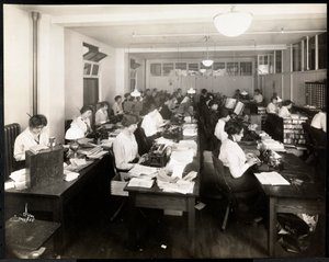 Mulheres digitando em um escritório da Mantle Co. of America, Nova York, 1915 ou 1916)